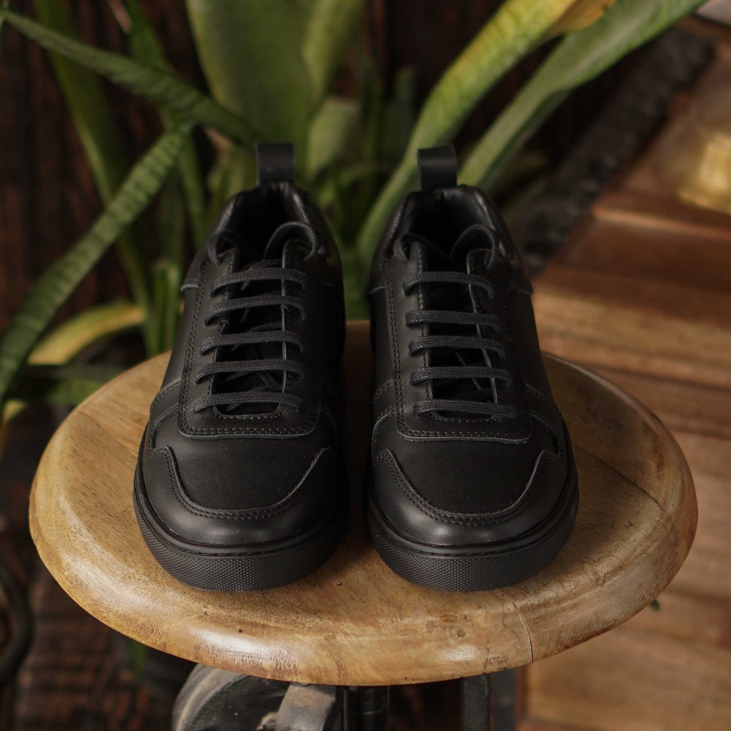Brooklyn Low Top Sneakers (Raven Black)