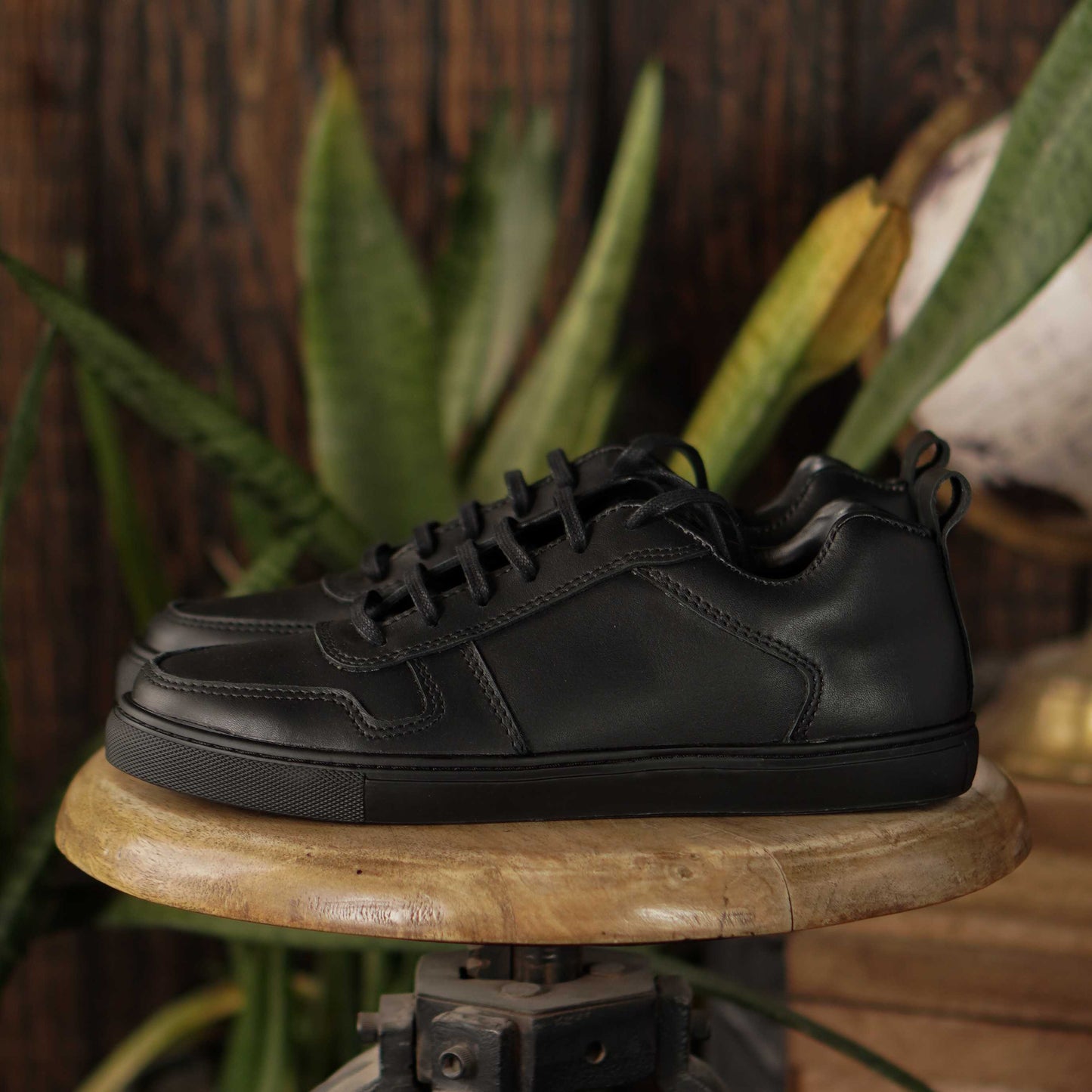Brooklyn Low Top Sneakers (Raven Black)