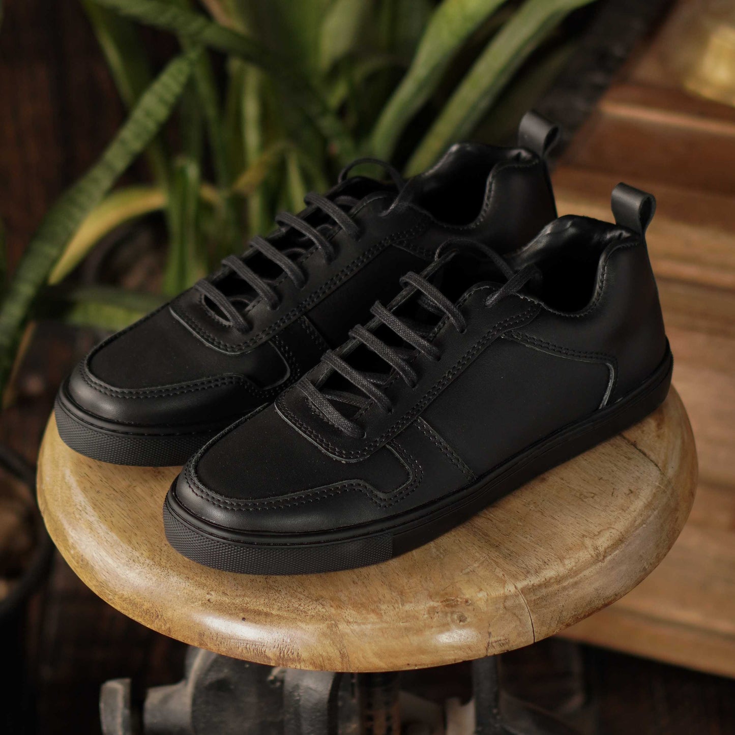 Brooklyn Low Top Sneakers (Raven Black)