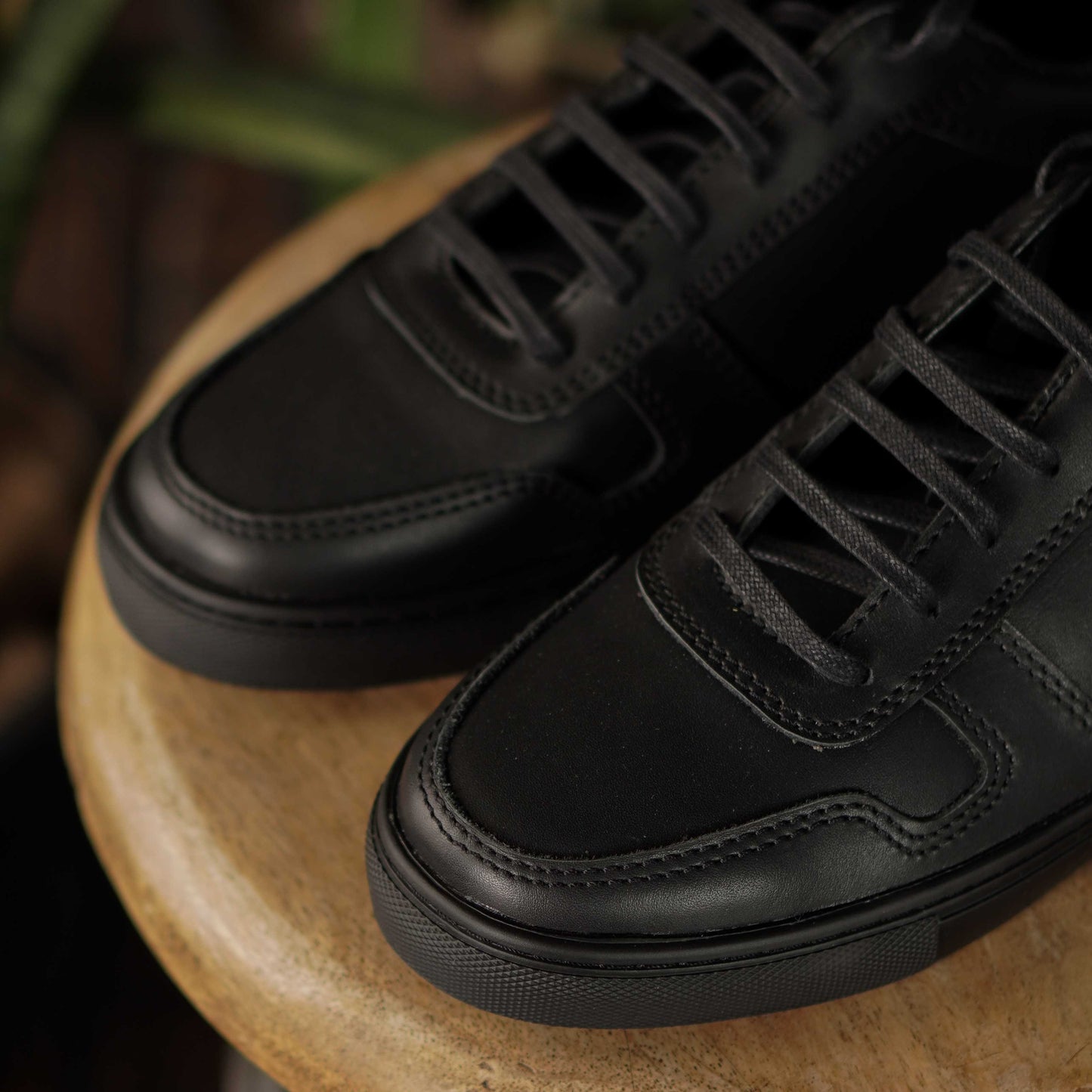 Brooklyn Low Top Sneakers (Raven Black)
